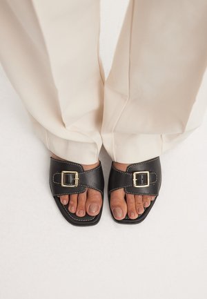 NA-KD Platt slip-in - black