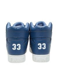Baskets montantes en cuir bleu avec des accents blancs, grand "33" à l'arrière et semelle en caoutchouc blanc texturé avec le logo "EWING".