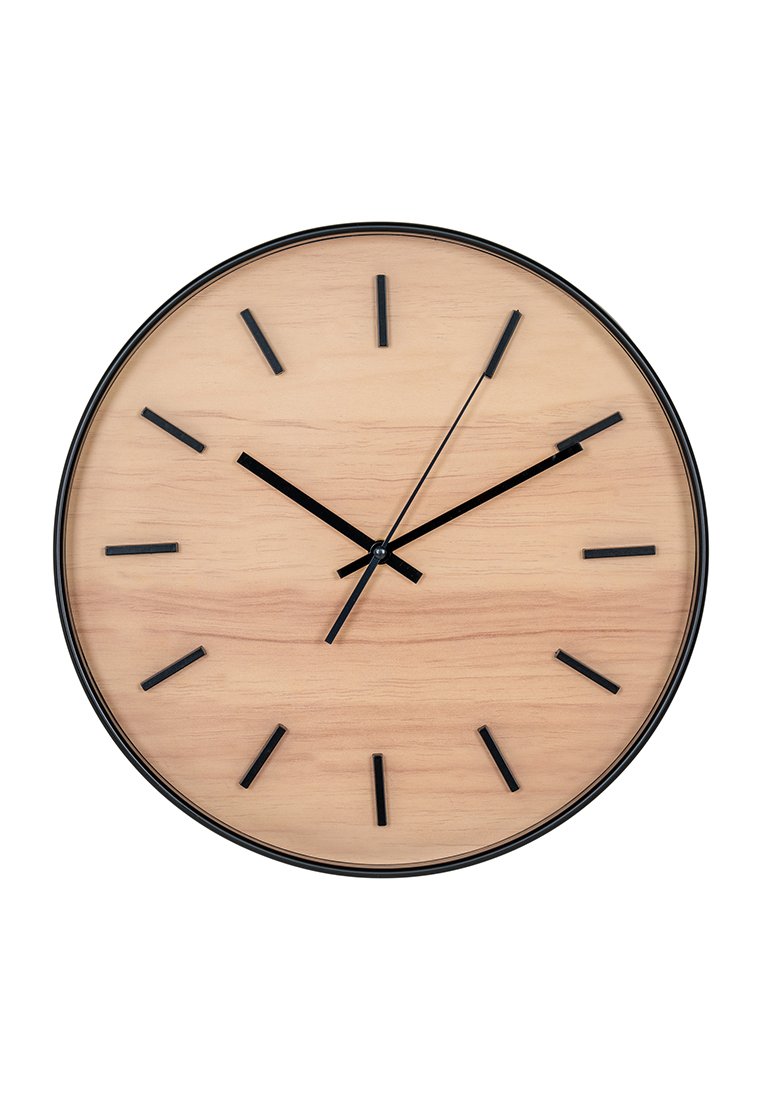 Orologio da parete rotondo con un quadrante in legno chiaro, marker delle ore neri e lancette nere, racchiuso in un sottile telaio nero. Design semplice e moderno.