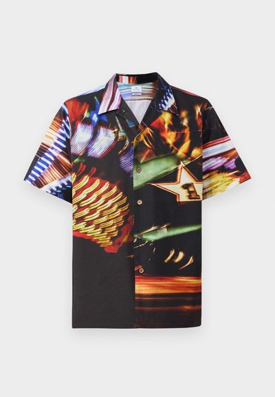 Korteermet skjorte med knapper som har en livlig grafisk design i farger som svart, rød og grønn, med forskjellige abstrakte mønstre og teksturer.