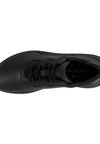 Zwarte sportieve schoen van glad synthetisch materiaal, met een vetersluitingsontwerp, een gevoerd voetbed en subtiele branding aan de zijkant.