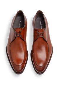Chaussures habillées en cuir marron avec une finition lisse, un design à bout pointu et des lacets assortis. Style minimaliste avec des accents de couture subtils.
