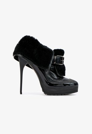 Burberry, Escarpins à talons hauts - black