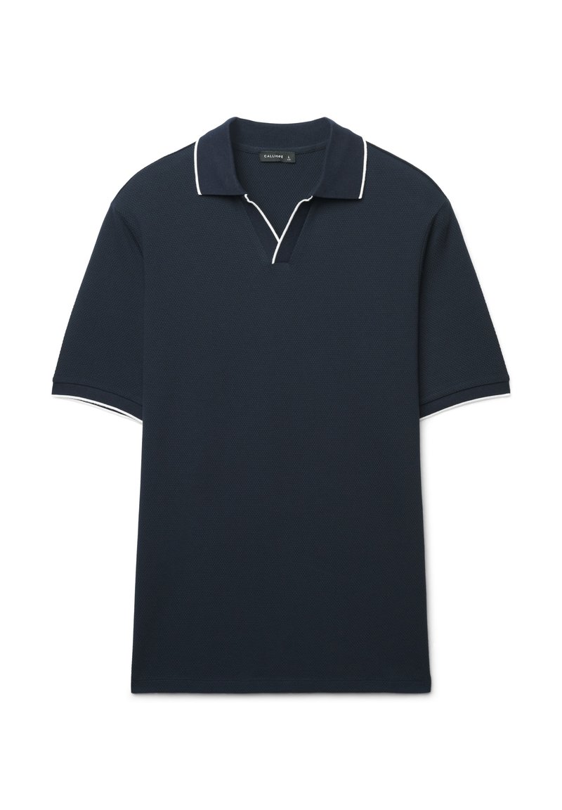 Polo blu navy con tessuto strutturato, maniche corte, scollo a V e piping bianco lungo il colletto e gli orli delle maniche.