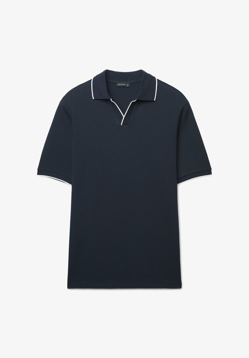 Polo blu navy con tessuto strutturato, maniche corte, scollo a V e piping bianco lungo il colletto e gli orli delle maniche.