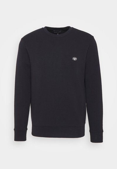 Σκούρο μπλε φούτερ κατασκευασμένο από μαλακό ύφασμα βαμβακοπολυέστερ, με στρογγυλή λαιμόκοψη, μακριά μανίκια και μικρό λογότυπο στο στήθος.