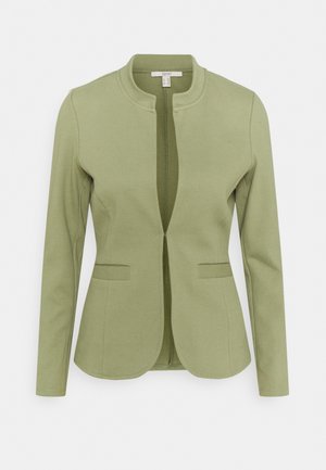 Blazer vert clair pour femme avec manches longues, col sans col et deux poches avant passepoilées, présentant un tissu texturé et un design à ouverture avant.