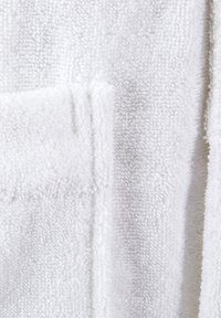 Accappatoio bianco in spugna con una superficie morbida e texturizzata. Presenta una tasca a toppa e un design dritto. Materiale leggero e assorbente.