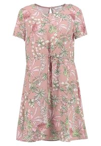 Vestido floral rosa con mangas cortas, escote redondo, detalle de lazo en la cintura y una silueta acampanada fluida con flores verdes y rosas.