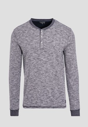 Maglia henley a maniche lunghe in tessuto grigio melange, con scollatura rotonda, patta con tre bottoni e dettagli a contrasto sui polsini.