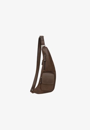Borsa a tracolla in pelle marrone con design inclinato, dotata di una tasca frontale con zip e tracolla regolabile. Texture liscia con hardware minimale.
