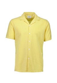 Camicia di lino gialla a maniche corte con colletto a punta, caratterizzata da sei bottoni bianchi sulla parte anteriore e una vestibilità relaxed.