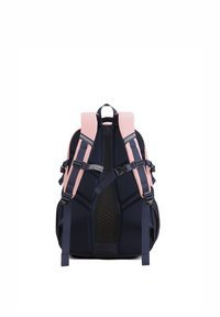 Marineblauwe rugzak met roze gevoerde schouderbanden, mesh achterkant, verstelbare gespen en een gestructureerd oppervlak. Bevat ventilatiegaten op de achterkant.
