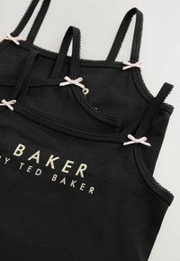 Črne majice brez rokavov iz mehkega blaga, s tankimi trakovi in rožnatimi pentljami ter z zlatim logotipom, ki nosi napis "BAKER by TED BAKER."