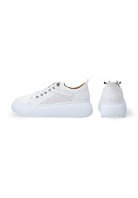 Weißer Sneaker mit einem glatten Lederoberteil, belüftetem Seitenbereich, runder Spitze und leicht erhobener weißer strukturierten Sohle. Schnürsenkel und Fersenschlaufe sind enthalten.