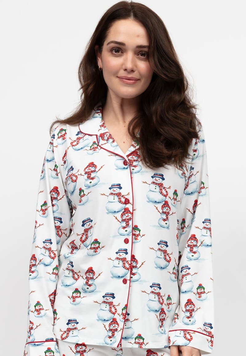 Conjunto de pijama de manga larga con una tela blanca adornada con coloridos muñecos de nieve y detalles invernales, ribete rojo y botones.