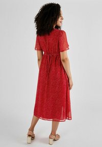JoJo Maman Bébé SPOT MATERNITY WRAP MIDI - REGULAR FIT - Päevakleit - red