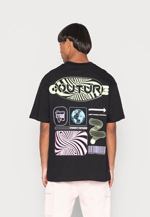 OVERSIZED MULTI LOGO GRAPHIC T-SHIRT UNISEX - T-shirt con stampa - black