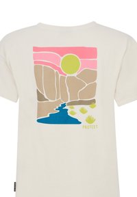 Kremowa koszulka z nadrukiem krajobrazu, na którym znajduje się różowe niebo, zielone słońce, brązowe klify, niebieska rzeka oraz zielone akcenty roślinne. Zawiera tekst "PROTEST".