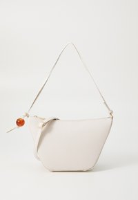 Cremefarbene Handtasche aus Kunstleder in dreieckiger Form, mit dünnem Tragegurt, goldfarbenen Beschlägen und einem dekorativen bernsteinfarbenen Perlenakzent.