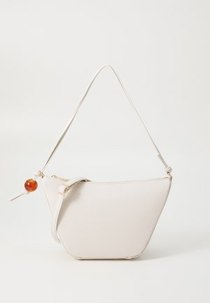 Krém színű műbőrből készült kézitáska háromszögletű formával, vékony pánttal, arany színű fém részletekkel és dekoratív borostyán gyöngy díszítéssel.