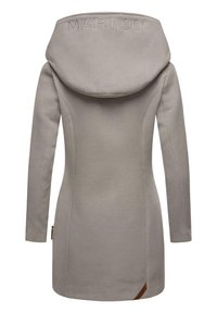 Šviesiai pilkas ilgas paltas su per dideliu gobtuvu, su prekiniu ženklu ant nugaros, siauru siluetu ir lygia tekstūra. Oda akcentas apdailoje.