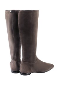 Bottes hautes en daim marron, avec une texture lisse, un bout pointu et un petit talon noir. Elles disposent d'une fermeture éclair sur le côté pour un enfilage facile.