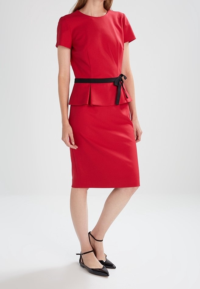 Robe peplum rouge avec des manches courtes, ceinture noire à la taille, jupe à longueur genou et tissu lisse. Portez-la avec des chaussures noires à talon aiguilles et à bride de cheville.