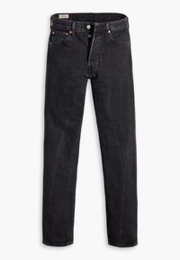 Jeans de mezclilla negra con un diseño de pierna recta, cierre frontal con botón, remaches de cobre y un ligero desvanecimiento en la tela.