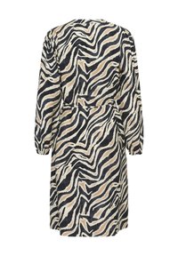 Robe mi-longue à motif zèbre avec des couleurs noire, crème et beige ; présente des manches longues et un détail de taille cintrée.