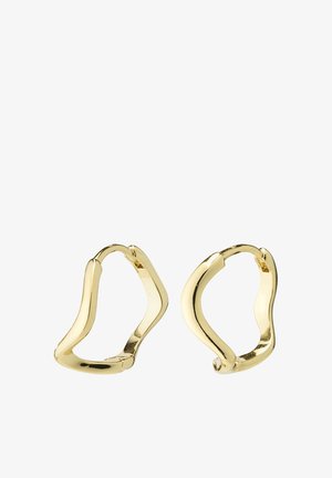 Gouden creolen met een vloeiende, golvende vorm. Glad oppervlak, open ontwerp en geen zichtbare sluitingen. Minimalistische en moderne uitstraling.