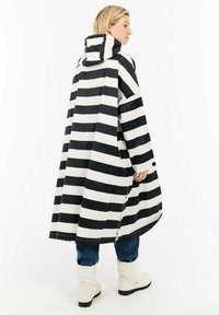 Gestreepte zwart-witte poncho-stijl coat met een capuchon, gemaakt van waterafstotend materiaal. Voorzien van drukknoopsluitingen en een oversized ontwerp.