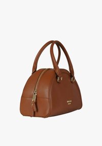 Borsa a mano in pelle marrone dalla forma arrotondata, con doppi manici e cerniera in oro. Presenta una texture liscia e un marchio in rilievo sul lato.