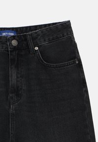Sorte denim jeans med en let falmning, der har en frontlomme, metalknap og syet talje. Mærket læser "ONLY & SONS."