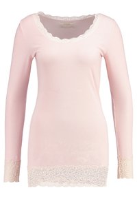 Pitkähihaisessa ribbipuserossa on vaaleanpunainen väri, reunusleikattu kaula-aukko ja monimutkaiset pitsiyksityiskohdat hihoissa ja helmassa. Pehmeä ja joustava kangas.