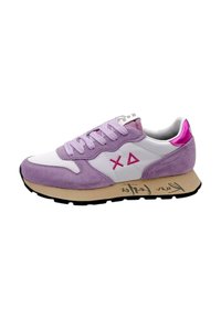 Sneaker viola in suede con mesh bianco, accenti rosa e suola nera. Presenta un logo triangolare e testo distintivo sul lato.