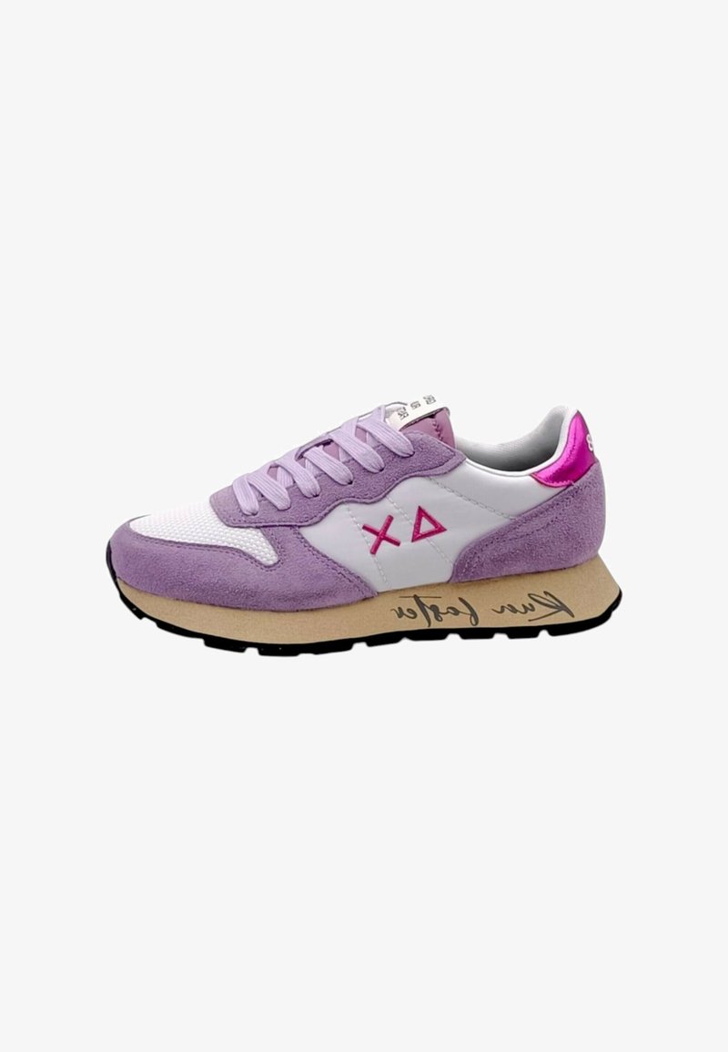 Lila Wildleder Sneaker mit weißem Mesh, pinken Akzenten und schwarzer Sohle. Mit einem dreieckigen Logo und einem Schriftzug an der Seite.