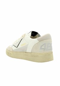 Sneaker bianco in pelle con dettagli in suede grigio, logo nero sulla linguetta e suola in gomma testurizzata; presenta un numero in rilievo ben visibile sul tallone.