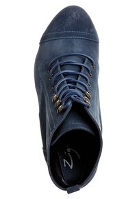 Stivale alla caviglia in suede blu navy con punta rotonda, design con lacci dotato di occhielli metallici e dettagli di cucitura visibili lungo i lati.