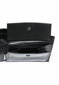 Portefeuille en cuir noir avec plusieurs compartiments ouvert, montrant une fermeture à bouton-pression et une doublure intérieure lisse.