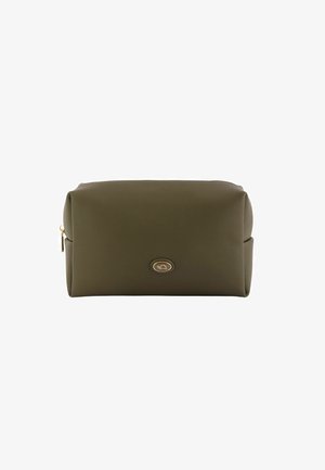 Neceser de imitación de cuero texturizado en verde oliva, de forma rectangular, que cuenta con un acento de logo en tono dorado y cierre de cremallera dorada.