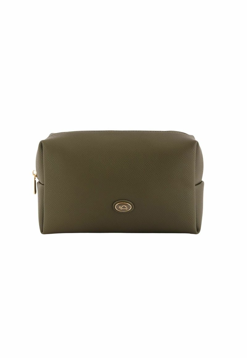 Trousse de toilet en simili cuir texturé vert olive, de forme rectangulaire, avec un accent logo doré et une fermeture à glissière dorée.