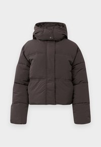 Doudoune courte en gris foncé, avec capuche, fermeture à pression et design matelassé. Texture lisse avec des détails de couture subtils.