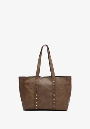 Sac fourre-tout en simili cuir marron avec deux longues poignées, présentant des clous dorés sur le devant pour une touche de détail et de texture.