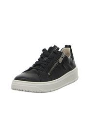Schwarze Leder-Sneaker mit weißer Gummisohle, mit Schnürdesign und einem dekorativen Reißverschluss an der Seite. Glatte Textur, modernes Shape.