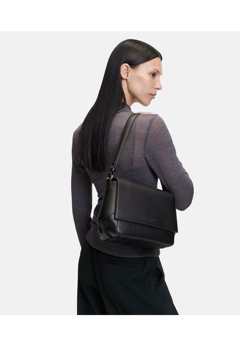 Schwarze Handtasche aus Leder mit einer Klappenverschluss, rechteckiger Form und verstellbarem Tragegurt. Glatte Textur und minimalistisches Design.