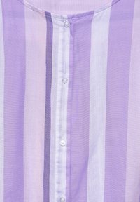 Camicia a righe viola con diverse tonalità di lavanda e bianco, con scollatura rotonda e chiusura frontale con bottoni. Tessuto morbido al tatto.