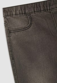 Pantaloni in denim grigio scuro con un design classico delle tasche, vita resistente e texture liscia con dettagli di cucitura visibili.