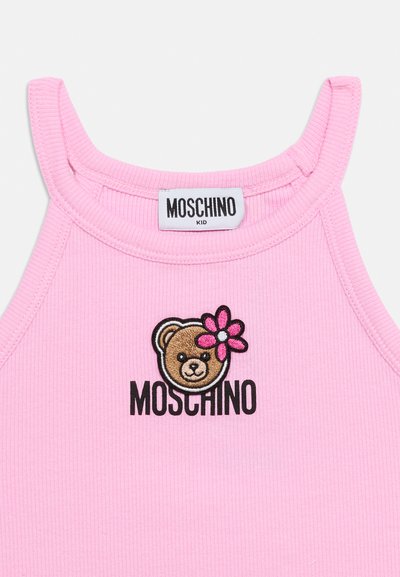 Ροζ ριπ αμάνικο τοπ με κεντημένη αρκούδα που κρατάει ένα λουλούδι και το κείμενο "MOSCHINO" μαύρο. Το ύφασμα είναι απαλό με εφαρμοστή σχεδίαση.