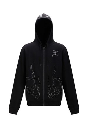 Zwarte zip-up hoodie met een camo-gepatroone kap, voorzien van zilveren studs in een vloeiend ontwerp aan de voorkant en geribde manchetten.